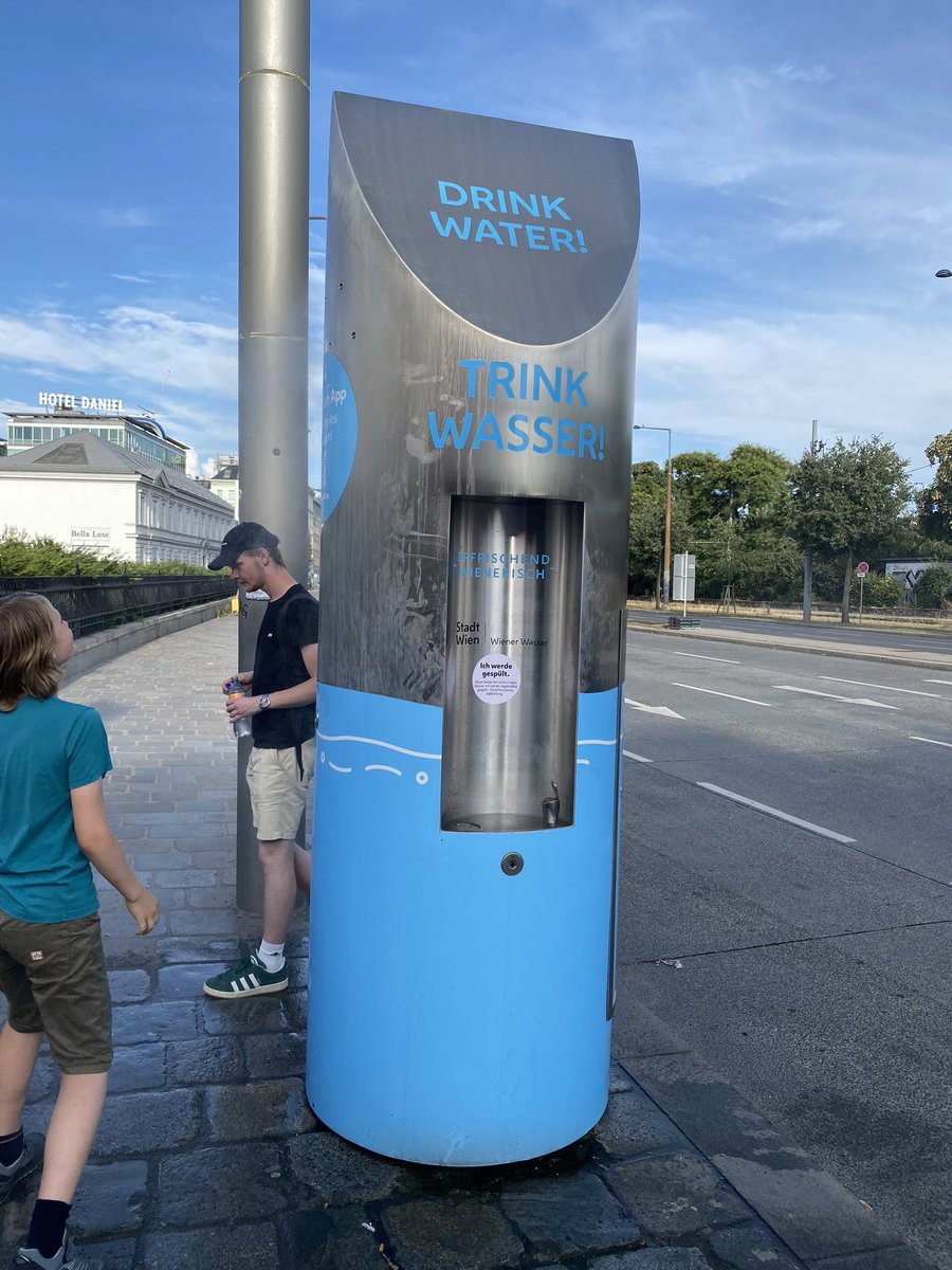 MarceloStringel's tweet photo. @samuel_garcias saludos 
Te mando esta idea que creo funcionaría muy bien para nuestro querido #monterrey #buenasideas #samuelgarcia
#viena #austria bebederos gratuitos con humidificador 
Saludos. https://t.co/BUsQ01UpJN