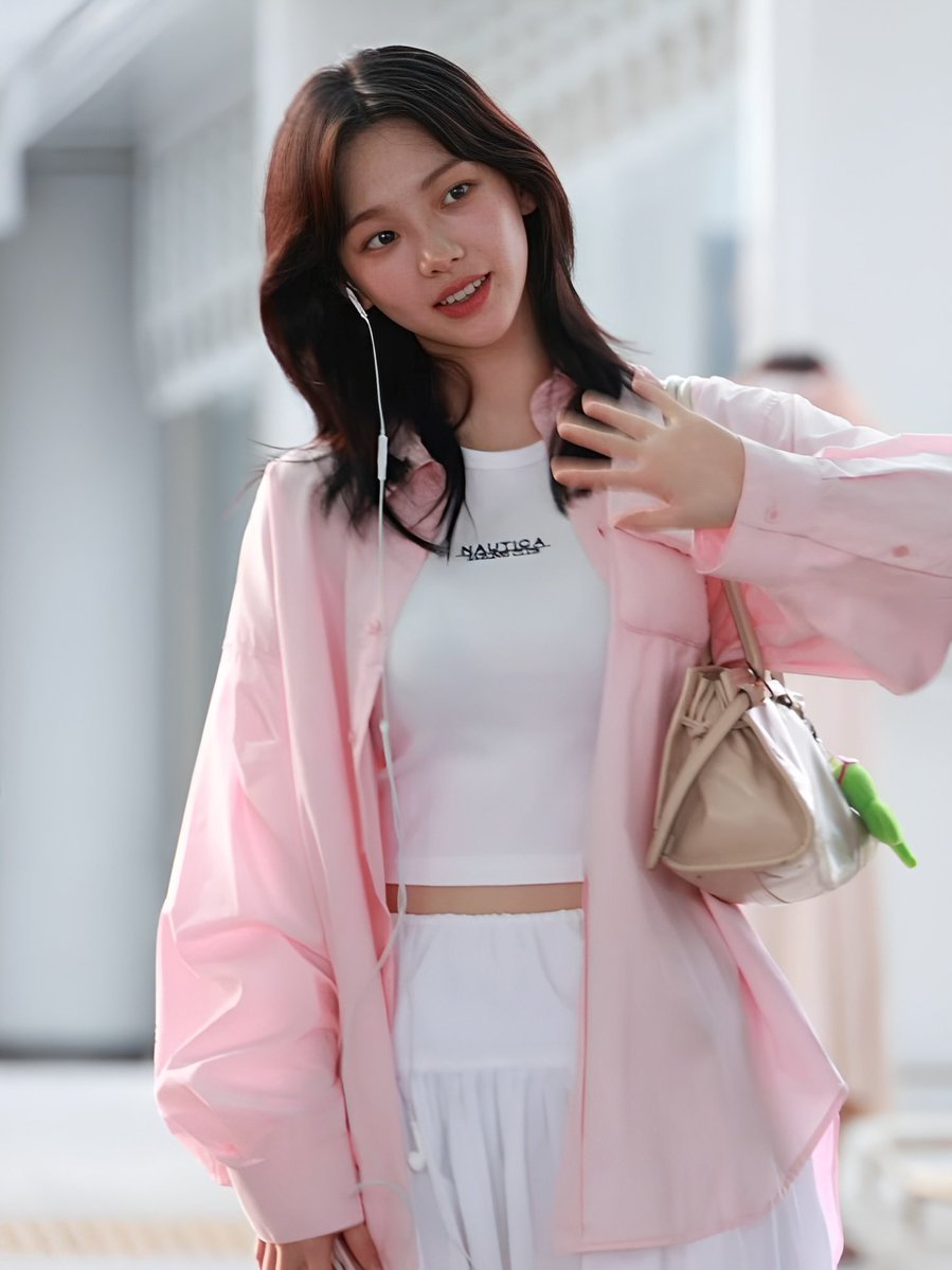 tree4yu's tweet photo. UNWHITEWASHED KARINA PICTURES TREE4YU CHEERED https://t.co/TtYP4YfUIx