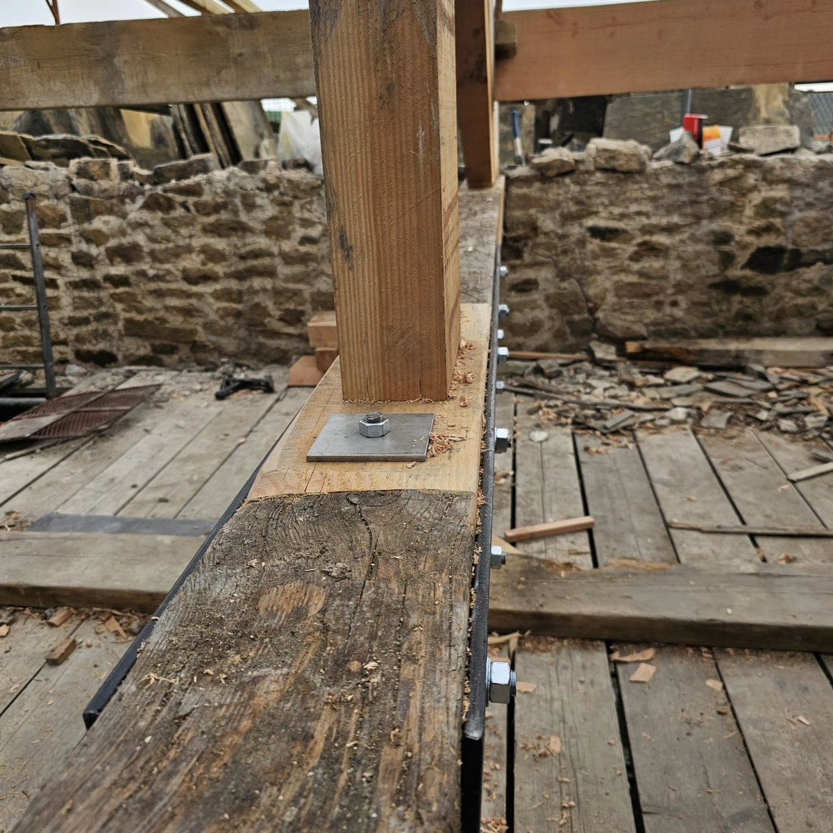 UKRestoration's tweet photo. Busy week in Sabden, Lancashire. Team onsite repairing decayed truss, purlins and rafters. All replaced in English Douglas Fir. Ready for the guys to commence stone slating next week.
#timber #roofing #decay #slating #purlins #truss #rafters #Conservation #restoration #construct https://t.co/f3pXHLANLb