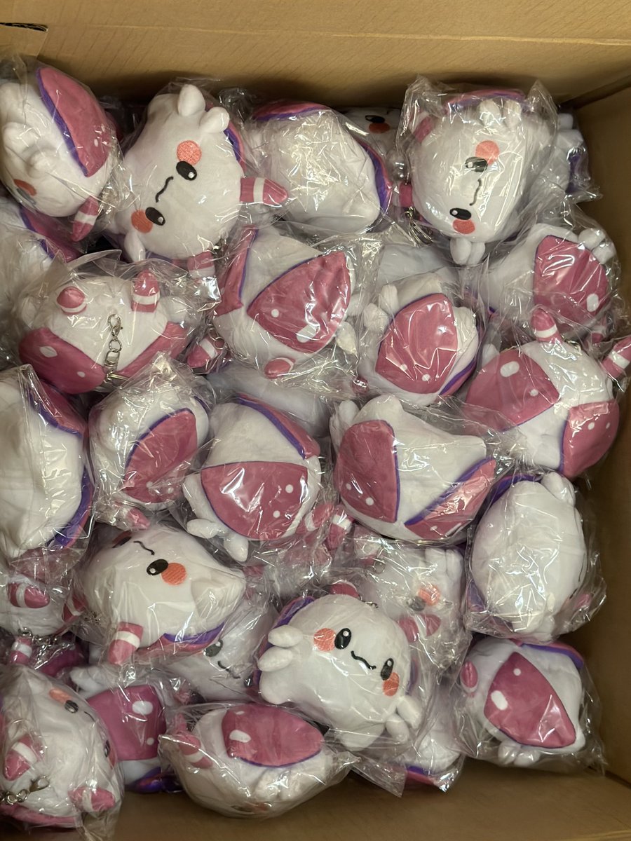 MOMO’s!

My meet &amp; greet is from 1:30-3:30 PM TODAY at foyer 210 ( behind 210 c ) 

You can start lining up at 1! 

We’ll be selling con exclusive Mint &amp; Matara prints + Momo’s so come by even if you don’t M&amp;G! 

CASH ONLY 😭
you can bring anything within reason for us to sign!