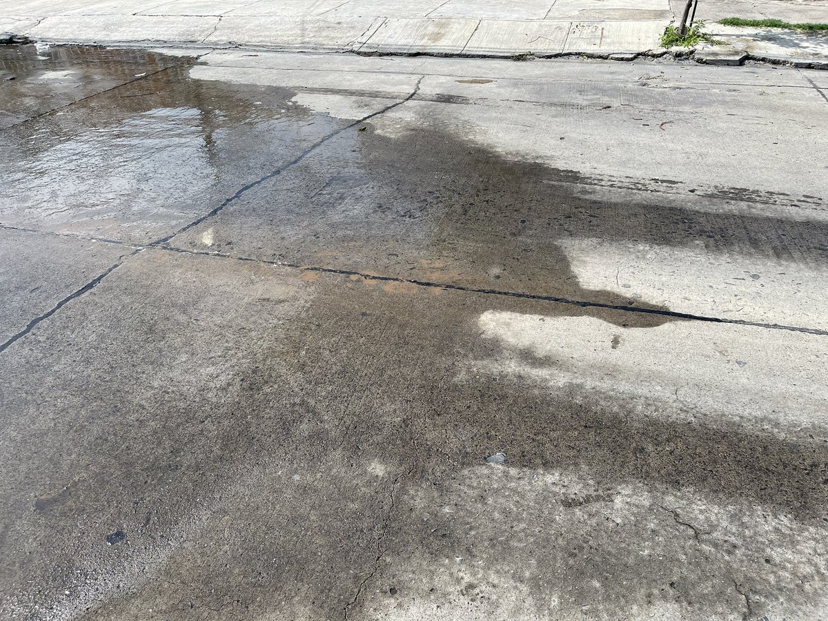 rdltorre's tweet photo. @siapagdl para reportar una fuga de agua por la calle paseo de los ahuehuetes casi esquina con paseo de las limas, en la colonia Tabachines.  Se esa extendiendo por varias zonas de la calle la fuga https://t.co/sq4kSuL1eE