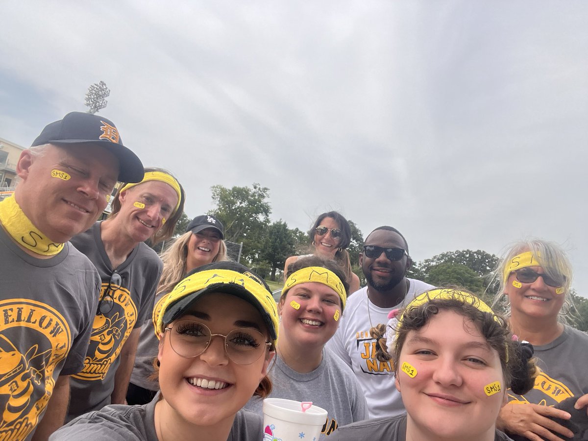 MaryEThornton's tweet photo. Team #sms1 loved our snowcones &amp; getting to talk with the Yellow Jacket Booster Club! @DISDLearns https://t.co/IyZc6tU5ZZ