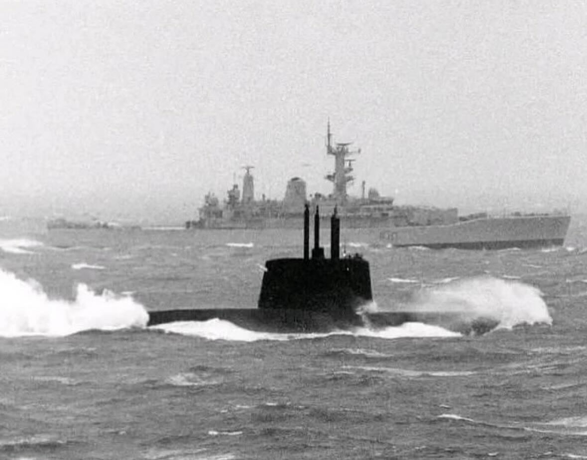 📷 #FotosConHistoria 📚
El 27 de mayo de 1982 la fragata Andromeda de la RN servía como escolta del portaaviones Invincible al este de #Malvinas.
El 21 de diciembre de 1985 "acompañaba" al submarino S-42 ARA San Juan frente a las costas de Dover, en el Canal de la Mancha.