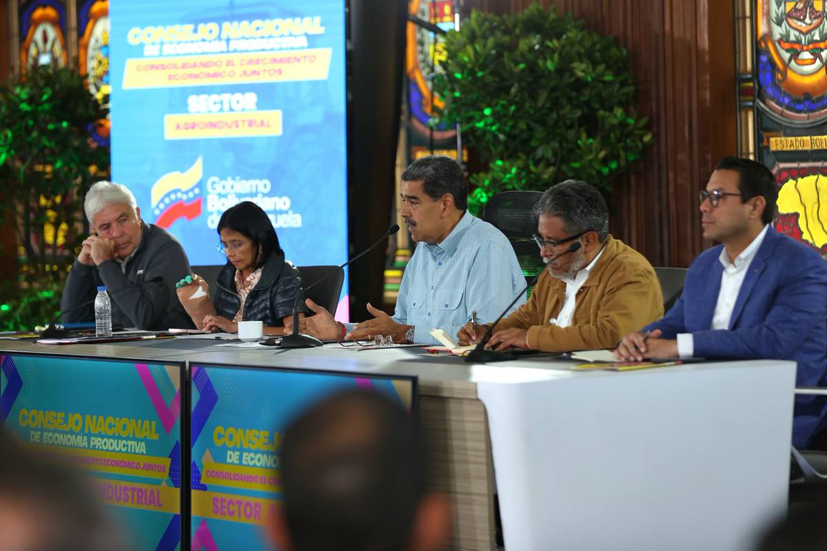 Entrega especial: Lineamientos del presidente Maduro en el Consejo Nacional de Economía Productiva

La República Bolivariana de Venezuela, tras ser sometida a un bloqueo financiero internacional para socavar su economía y golpear el bienestar integral de su pueblo, ha dado