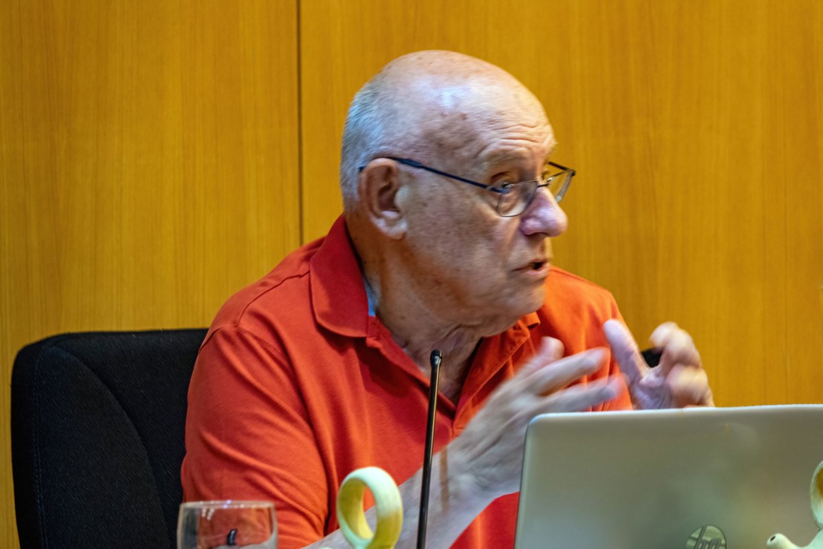 UnitatArgentona's tweet photo. En el Ple municipal del mes de juliol, Toni Segarra, cap de llista del partit Unitat, ha presentat la seva renúncia a l'acta de regidor. La decisió de no finalitzar el mandat la tenia ja prevista i així ho va manifestar d'inici.

La candidatura d'Unitat presentada a les darreres eleccions deu molt a la seva generositat a l'hora d'assumir la responsabilitat d'encapçalar-la en unes circumstàncies molt crítiques i, ja en ple mandat, a la seva amplíssima experiència política, tan útil en una formació poc avesada a la gestió de la política municipal. Des de la nova posició en el partit, Toni Segarra continua sent necessari i el seu assessorament, molt valorat.

En el consistori, la vacant generada serà ocupada per Isidre Viñas, arquitecte amb llarga experiència en gestió municipal, i el nou portaveu del grup municipal serà Isa Sunyer, número dos de la candidatura.