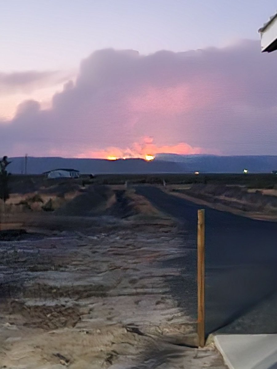BoerSupply's tweet photo. Telephone fire last night. Taken from different residences East of Burns Oregon along Highway 20. https://t.co/n1oedMriP4
