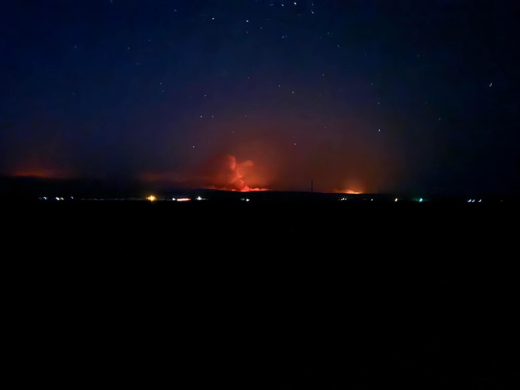 BoerSupply's tweet photo. Telephone fire last night. Taken from different residences East of Burns Oregon along Highway 20. https://t.co/n1oedMriP4