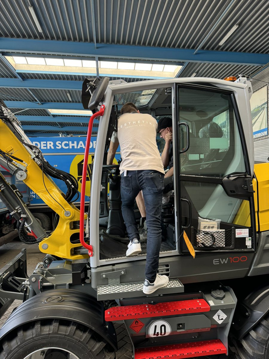 Feest 🥳 De levering van een 10 tons mobiele <a href="/WackerNeuson/">Wacker Neuson</a>. Deze machine is van alle gemakken voorzien en in combinatie met Arjan een gouden duo. 
Arjan is nu nog zelfstandige maar komt per 1 september in dienst. Dubbel feest dus. 
Welkom bij Team K.A van Daalen allebei 💪