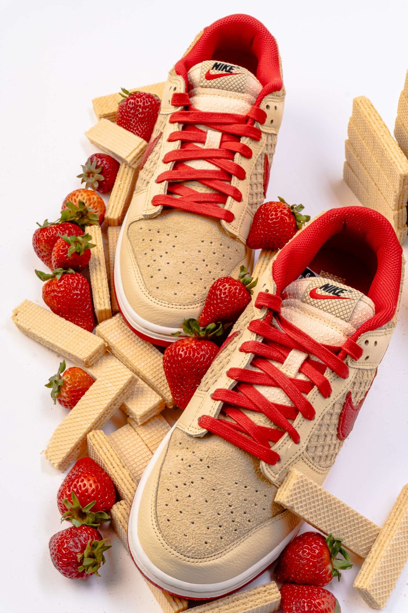 Shiekh's tweet image. Syrup not included 🙅‍♂️
#Nike Dunk Low 'Strawberry Waffle' 🍓🧇
Available Now!

ow.ly/NTHX50SPGve

Shop online, pick up in-store 
#NikeDunk #SneakerRelease #NewKicks #BacktoShiekh