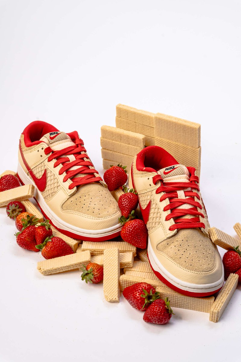 Shiekh's tweet image. Syrup not included 🙅‍♂️
#Nike Dunk Low 'Strawberry Waffle' 🍓🧇
Available Now!

ow.ly/NTHX50SPGve

Shop online, pick up in-store 
#NikeDunk #SneakerRelease #NewKicks #BacktoShiekh