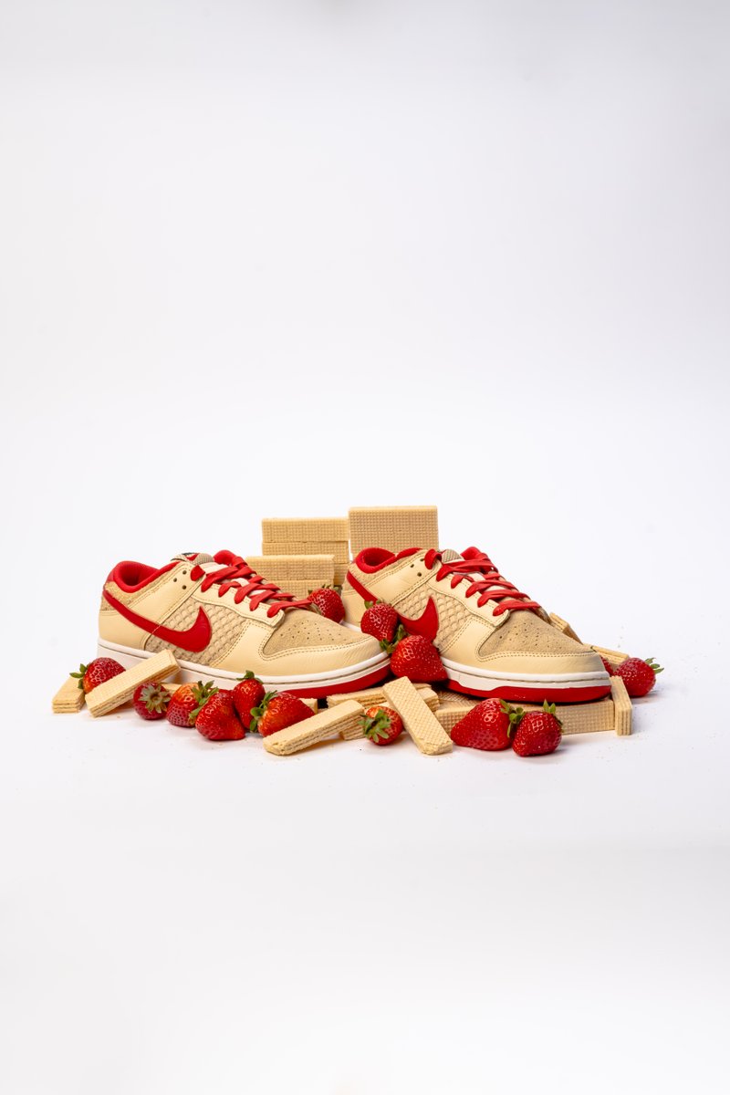 Shiekh's tweet image. Syrup not included 🙅‍♂️
#Nike Dunk Low 'Strawberry Waffle' 🍓🧇
Available Now!

ow.ly/NTHX50SPGve

Shop online, pick up in-store 
#NikeDunk #SneakerRelease #NewKicks #BacktoShiekh