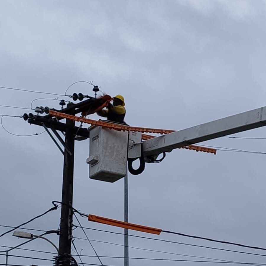 Nuestras brigadas👷🏻‍♂️realizan trabajos de reparación de la infraestructura eléctrica dañada por el #sistemafrontal⛈ que afecta a la zona centro-sur del país, en el sector Cocharcas, Ruta 5 Sur, comunas de #SanCarlos y #SanNicolás. Estas labores permitirán la normalización del