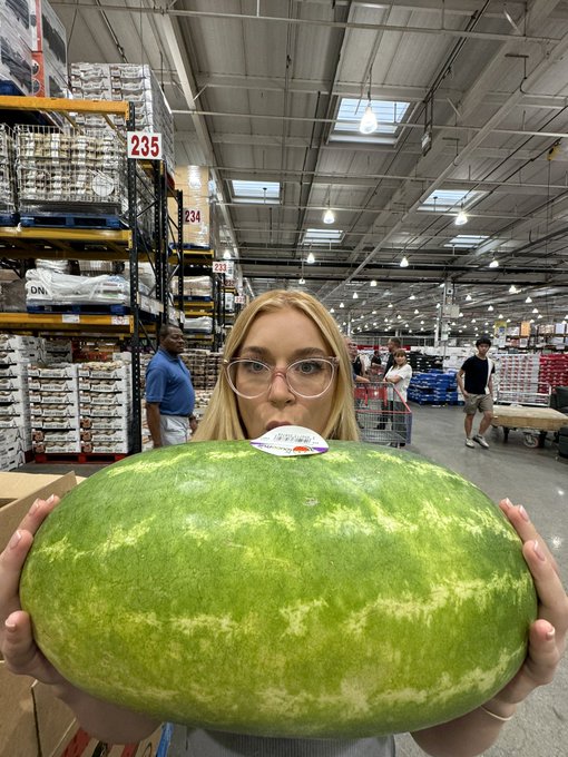 I really like watermelon https://t.co/5l1jUogOCe