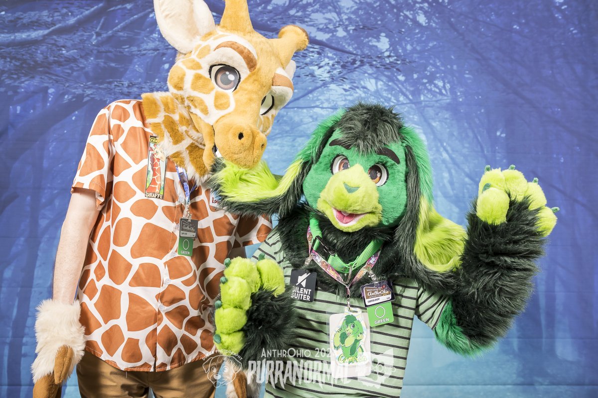 It's #FursuitFriday and <a href="/GiraffeLoopy/">Loopy Logic</a> confused my ear for a LEAF!!! OUCH!!! HELP!!!

📸: Pup_Dozer #AnthrOhio