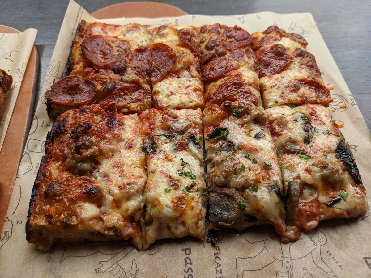 🍕🇮🇹 Transporting to Italy with every bite of Bonci Pizzeria's Roman-style pizza. The crust is out of this world! #RomanPizza #BonciPizzeria #ChicagoEats
chicago-restaurants-events.com/restaurants/bo…