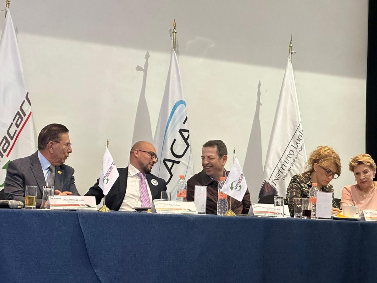 SedecoCDMX's tweet photo. Nuestro Secretario @FadlalaAkabani acudió como invitado de honor a la 3er Asamblea General Ordinaria de @AMACARGA; junto al diputado Jaime López y José Tajonar titular de #ANIERM

#Akabani indicó que ya se promueven los entornos seguros e innovadores para los aduaneros del país https://t.co/FUMvUzIbjZ