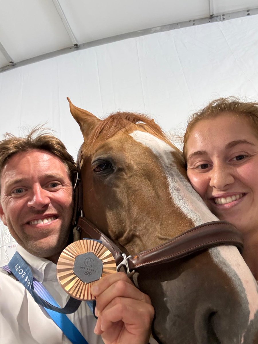 EquipeFRA's tweet photo. Ok, on a LE meilleur selfie de médaillé. 

SIMON DELESTRE ET I AMELUSINA R51 🥉 https://t.co/0tcGR4EW9h