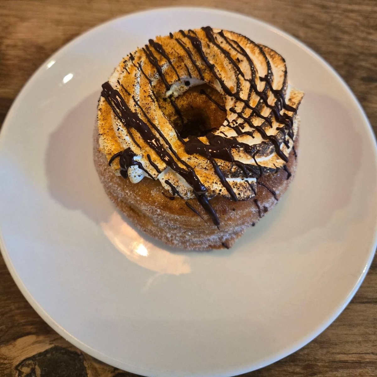 OriginalNFV's tweet photo. RP #SweetPeaBakeShop #sonoma
🤩😋
#Smores #cronut this weekend! Chocolate #pastry cream inside, topped with housemate #marshmallow fluff, finished with Graham crackers crumbs and chocolate drizzle. Grab one before they are gone! https://t.co/nhdvdDCth3