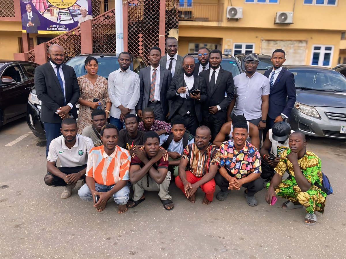 monsieur_avril's tweet photo. I joined my learned brothers, led by @InibeheEffiong , under the pro-bono initiative of "Lawyers for Rule of Law &amp; Human Rights."

We secured the release of 12 Citizens indiscriminately arrested &amp; detained at State CID Panti, Lagos, for protesting.

#EndBadGovernanceInNigeria https://t.co/LjwVgZiYvd