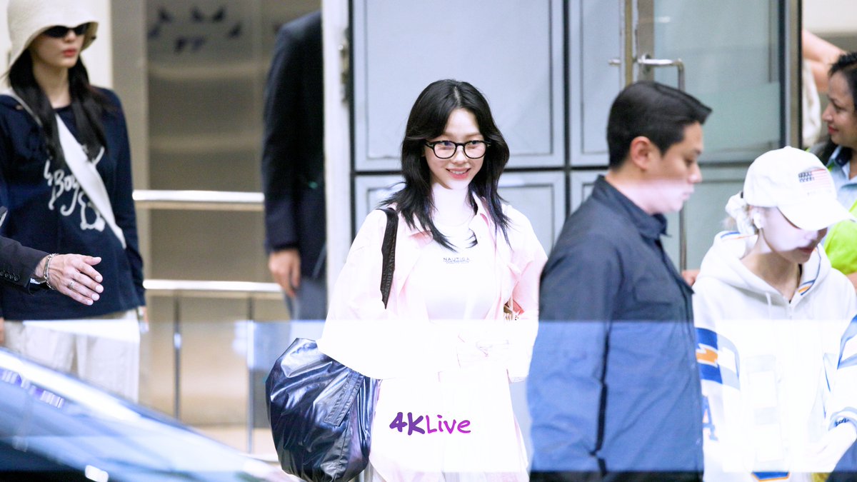 the4klive's tweet photo. 20240802 aespa 에스파 Hong Kong Arrival from Incheon for live tour - lovely girls and smiling Karina

Watch video here
https://t.co/yDGZu71aTF

#에스파 #aespa #카리나 #윈터 #지젤 #닝닝 
#KARINA #WINTER #GISELLE #NINGNING #aespaLIVETOUR2024 #SYNK_PARALLELLINE https://t.co/GdOG9X1UlS