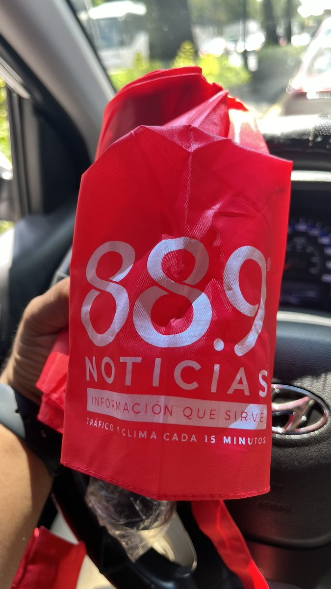 SuazoJonatan's tweet photo. @MariannaEn889Fm, @889Noticias por el paraguas https://t.co/Y2HySo7MOi