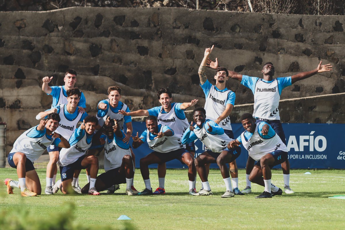 😎✌️ 𝗘𝗾𝘂𝗶𝗽𝗼 𝗴𝗮𝗻𝗮𝗱𝗼𝗿 ⚪🔵

#CanteraCDT <a href="/CDTOficial/">CD Tenerife 🏴󠁧󠁢󠁳󠁣󠁴󠁿</a> #AmorEterno