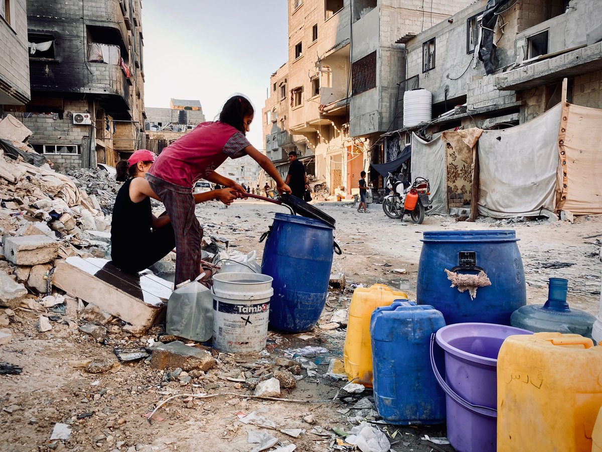 People in #Gaza are constantly displaced, living in tents under the scorching summer sun with minimal access to drinking water.

The shortage of fuel and clean water causes a complete lack of sanitation and hygiene, favoring the spread of diseases. Gaza needs a #CeasefireNow