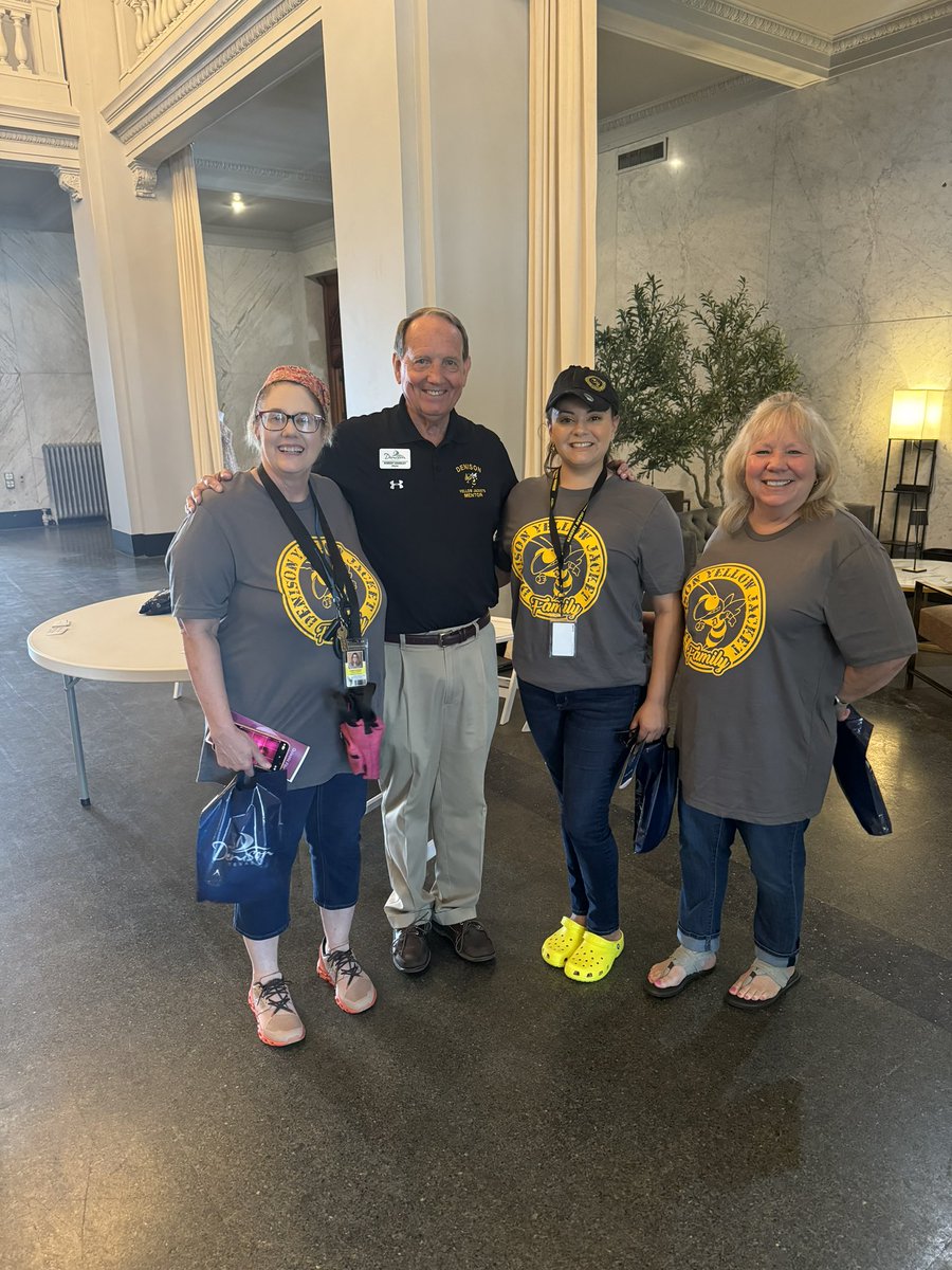 Our wonderful mayor!! <a href="/DISDDirector/">Shonda Cannon</a> <a href="/DISDLearns/">𝐃𝐞𝐧𝐢𝐬𝐨𝐧 𝐈𝐒𝐃 𝐋𝐞𝐚𝐫𝐧𝐬</a>  #texans2
