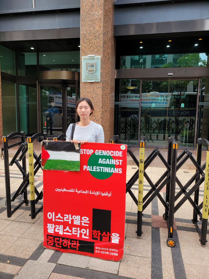 This Korean activist has been staging a solitary protest for the 190th day in front of the Israeli Embassy in Seoul, denouncing the ongoing Israeli genocide and demanding its end.