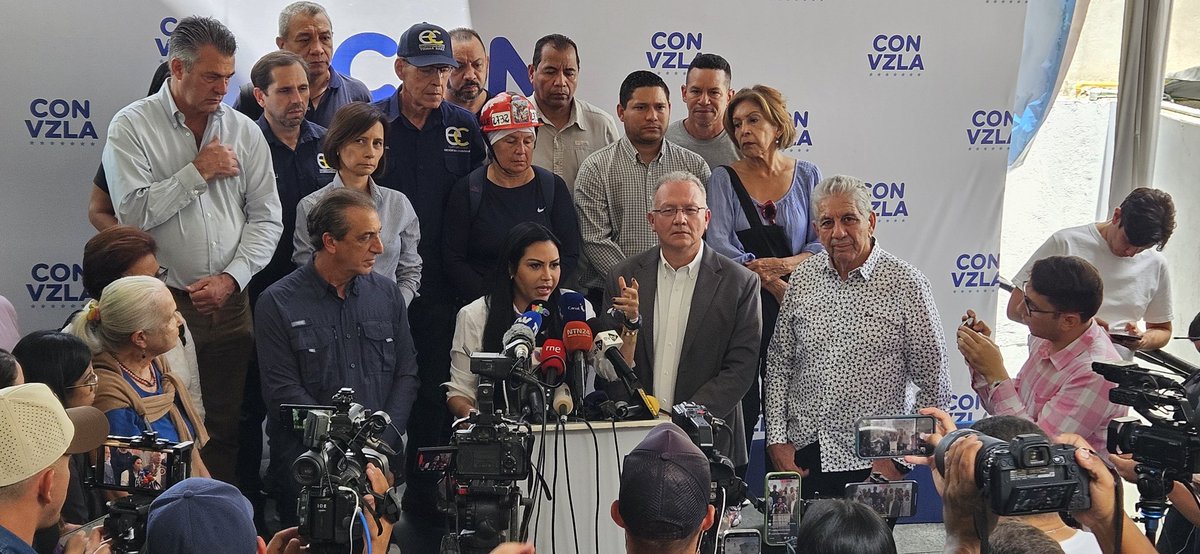 NTN24ve's tweet photo. "Se llevaron televisores, equipos de seguridad, cámaras. Nos avisaron las personas de seguridad. Los vigilantes fueron amarrados, amenazados. Son practicas de un régimen criminal": Delsa Solórzano sobre el asalto al Comando de Campaña 
https://t.co/VmO2AafP8J https://t.co/kMWIqqpmKh