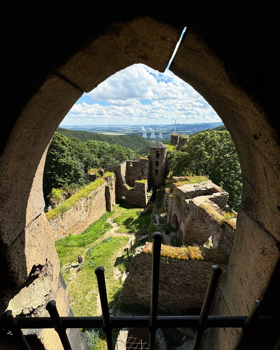zen_zenscapec's tweet photo. View of a castle ruin framed by an arch, blending history and nature. #CastleRuin #HistoricalSite #NatureView #Adventure #Travel #Explore #Architecture #HistoryLovers #ScenicView #Medieval #Castle #Ruins #TravelPhotography 😊🏰🌳 https://t.co/045OrEZ3Kc