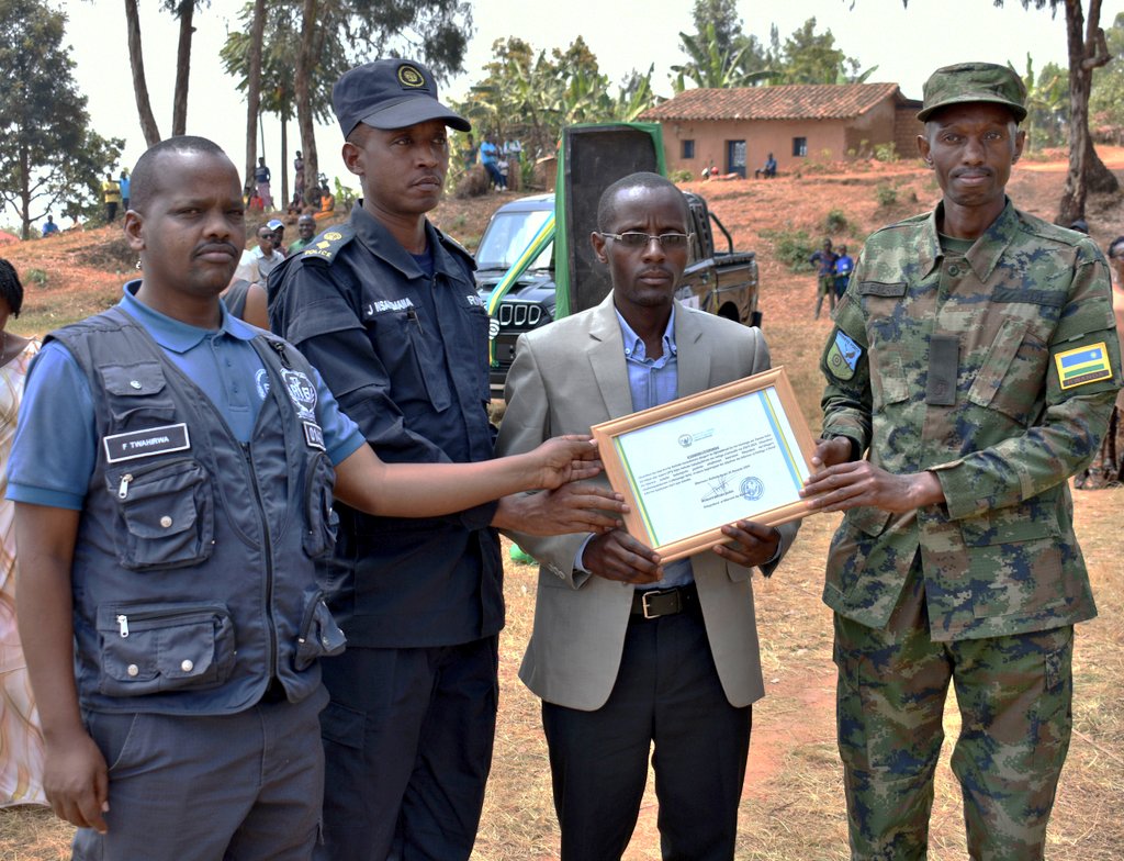 rulindodistrict's tweet photo. @RwandaLocalGov @RwandaNorth @IntekoyUmuco @D_Aimable @sam_kabera @IGIHE @iccrulindo @Jmukanyirigira @KamamiGratien @Rwandapolice @MusanzeRadio @oswaki Umurenge wa #Tumba kandi wahawe icyemezo cy'ishimwe nk'Umurenge wahize iyindi muri @rulindodistrict mu kwesa imihigo y'umwaka wa 2023/2024. Akagari ka #Nyirabirori ko mu Murenge wa Tumba kashyikirijwe icyemezo cy'ishimwe nk'Akagari kahize utundi mu kwesa imihigo. https://t.co/pnfssdaKk4