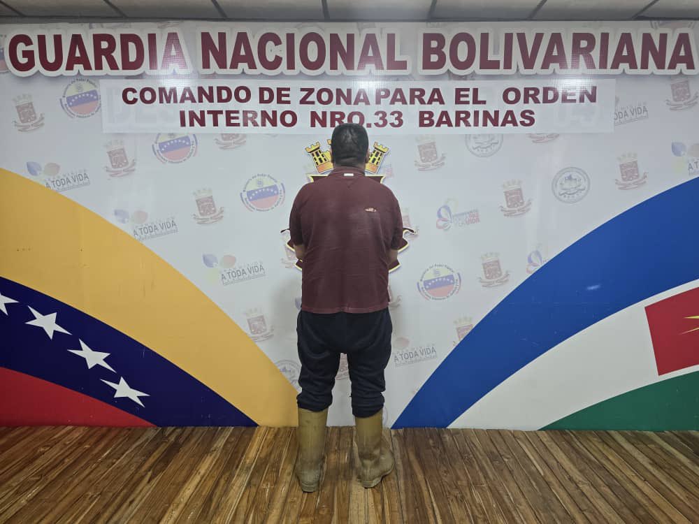 dhernandezlarez's tweet photo. Efectivos de la #FANB efectuaron la aprehensión de un ciudadano identificado como Orlando Díaz Rivas, por Incitación al odio y porte ilícito de arma y explosivo. El mencionado ciudadano envió un audio donde amenaza a productores y ruteros de leche con quemarles su vehículo.

La FANB permanece desplegada junto a los OSC garantizando la Paz social de nuestro pueblo. El Estado venezolano lucha a diario contra los grupos generadores de violencia que afectan la Paz y sosiego de la población y mantiene el despliegue activo para ejercer la soberanía nacional y la integridad territorial en un Estado democrático de derecho y de justicia social. Además en Venezuela los permisos y licencias de portes de armas están suspendidos por lo que solo el Estado podrá poseer y usar armas de guerra y municiones, las que existieren pasarán a la orden del Estado sin indemnización ni proceso. Procedimiento notificado al Ministerio Público.

#IntegrarEsVencer