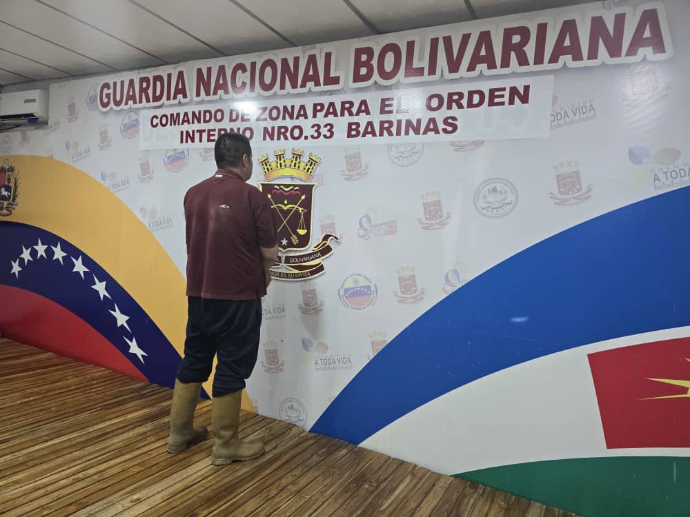 dhernandezlarez's tweet photo. Efectivos de la #FANB efectuaron la aprehensión de un ciudadano identificado como Orlando Díaz Rivas, por Incitación al odio y porte ilícito de arma y explosivo. El mencionado ciudadano envió un audio donde amenaza a productores y ruteros de leche con quemarles su vehículo.

La FANB permanece desplegada junto a los OSC garantizando la Paz social de nuestro pueblo. El Estado venezolano lucha a diario contra los grupos generadores de violencia que afectan la Paz y sosiego de la población y mantiene el despliegue activo para ejercer la soberanía nacional y la integridad territorial en un Estado democrático de derecho y de justicia social. Además en Venezuela los permisos y licencias de portes de armas están suspendidos por lo que solo el Estado podrá poseer y usar armas de guerra y municiones, las que existieren pasarán a la orden del Estado sin indemnización ni proceso. Procedimiento notificado al Ministerio Público.

#IntegrarEsVencer