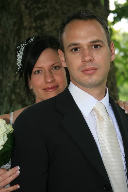 daveyvermaak's tweet photo. Respect to all pro photog's you are amazing..  I did this wedding for free as they had zero money.  Their friend asked me, as I had a camera, if I could.  I was shaking all the time.  These were obviously, in a park, after the ceremony.  I've never done it again. #notapro #canon https://t.co/QsovnoNxBd