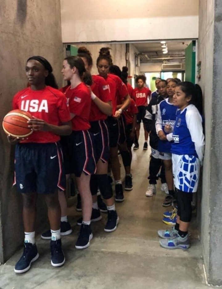 Darth_Mendex's tweet photo. Primero dicen que es un hombre. Luego cuando resulta que no es simplemente que no es justo porque por su genética le ha dado un desarrollo ventajoso. Aquí tenéis a las sub-16 de El Salvador y de USA compitiendo desequilibradamente. Cero lágrimas de cuñado fueron derramadas https://t.co/Zw0QFGEZlt