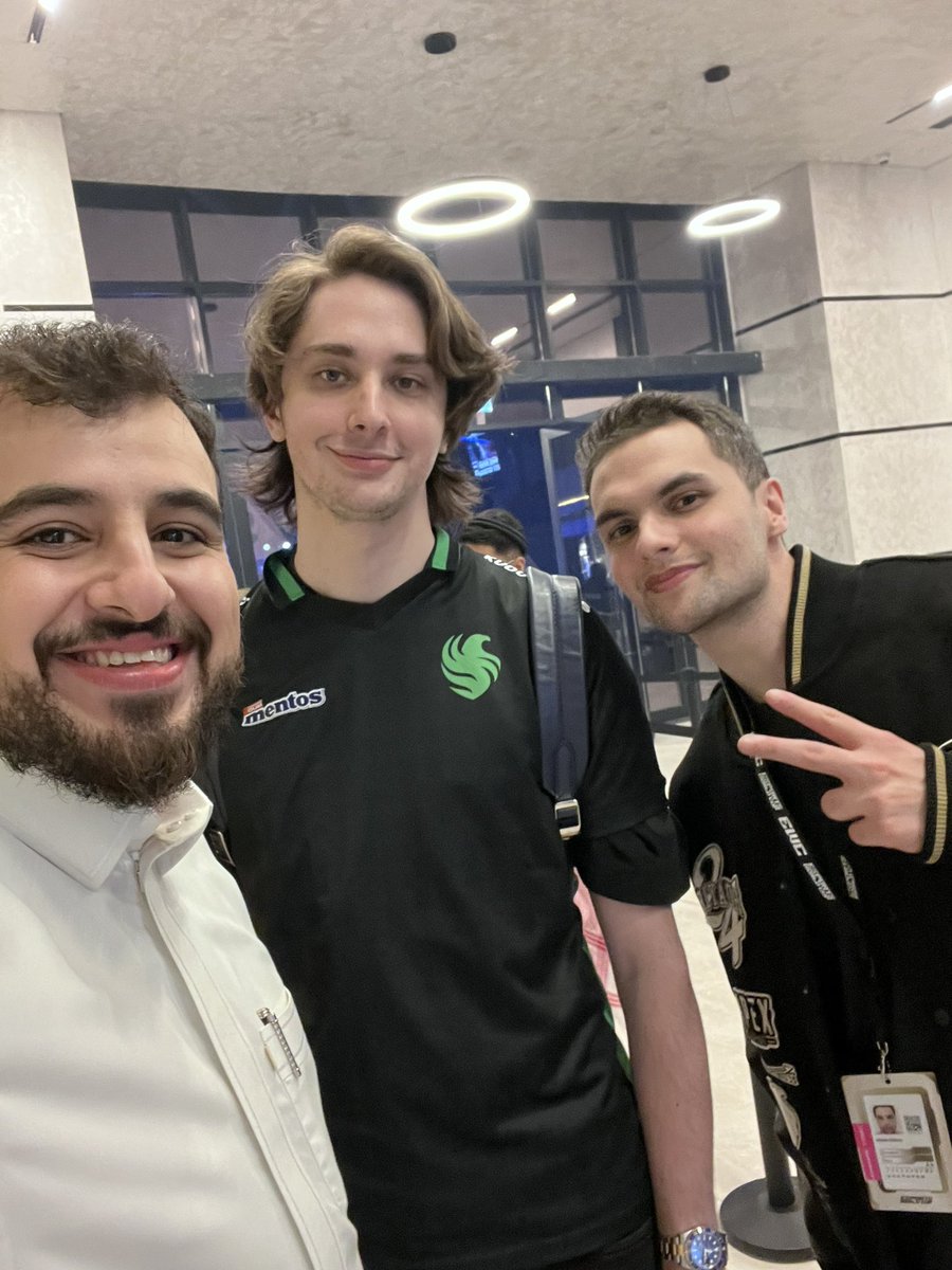 OodyDb's tweet photo. The IGL of Apex @Zer0OCE
And my habibi @Genburten 
@TeamFalconsGG 
#EsportsWorldCup #ApexLegends https://t.co/nLmcy2NFvO