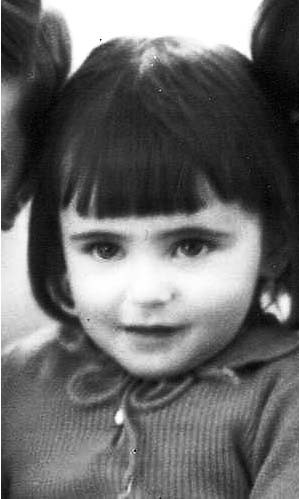 2 August 1938 | A Dutch Jewish girl, Jeannette Groenteman, (in the middle) was born in Amsterdam.

In 1942 she was deported to #Auschwitz with her mother Lena and siblings Anne &amp; John. All were probably murdered together in a gas chamber.