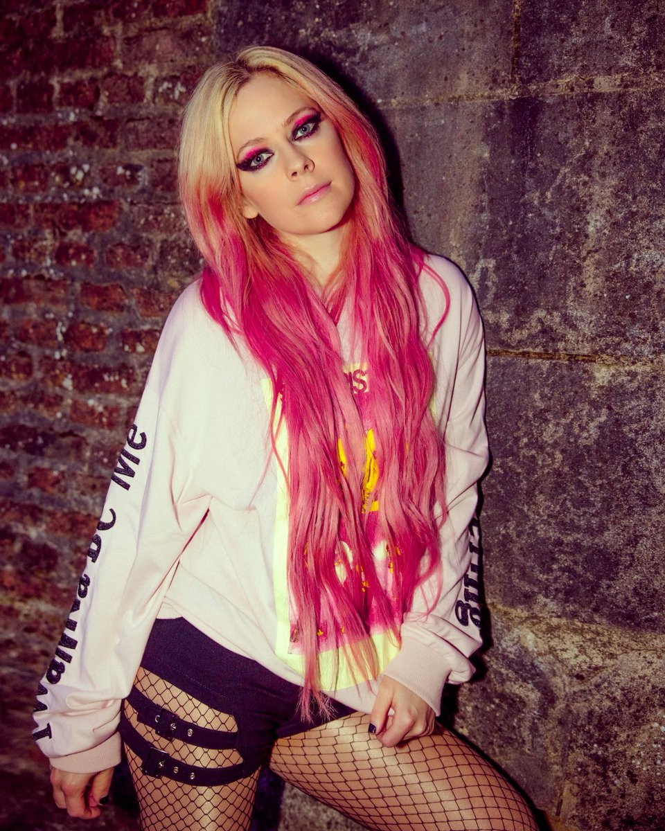 Avril Lavigne tweet media