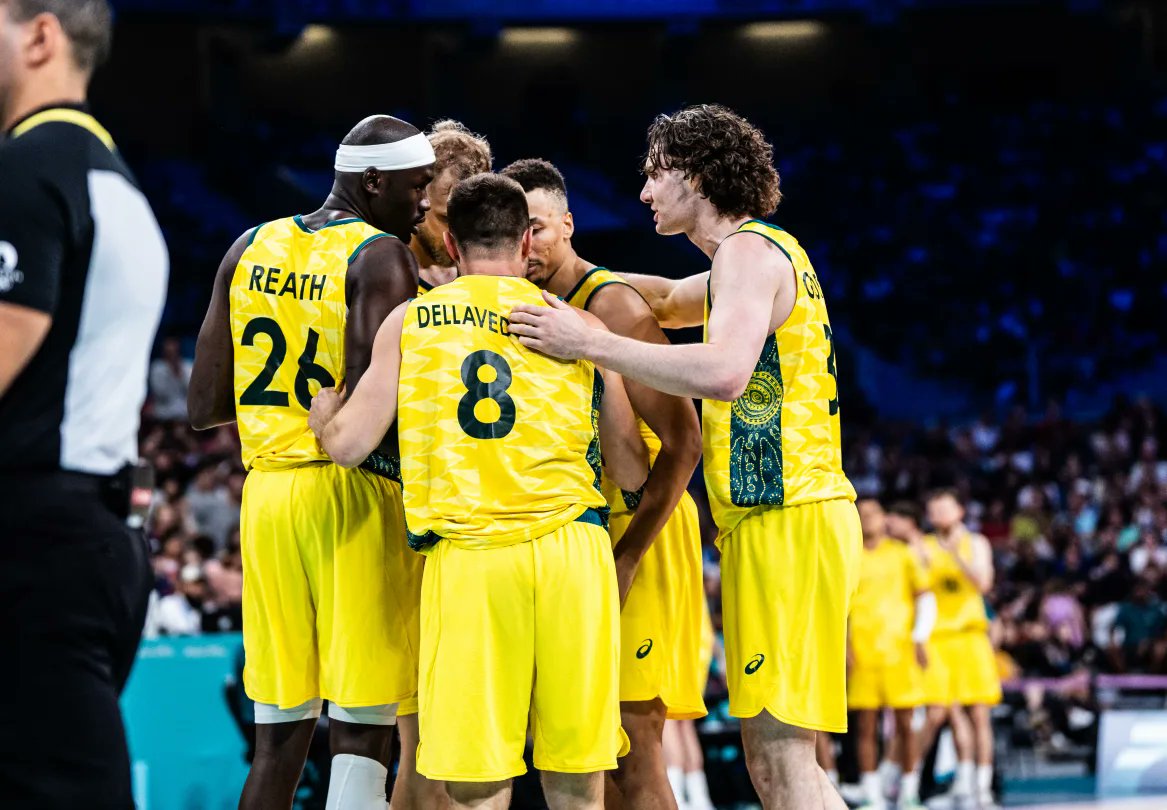 Australia terminó segundo en el grupo de la muerte del baloncesto olímpico y se medirá ante Serbia. (@FIBA)