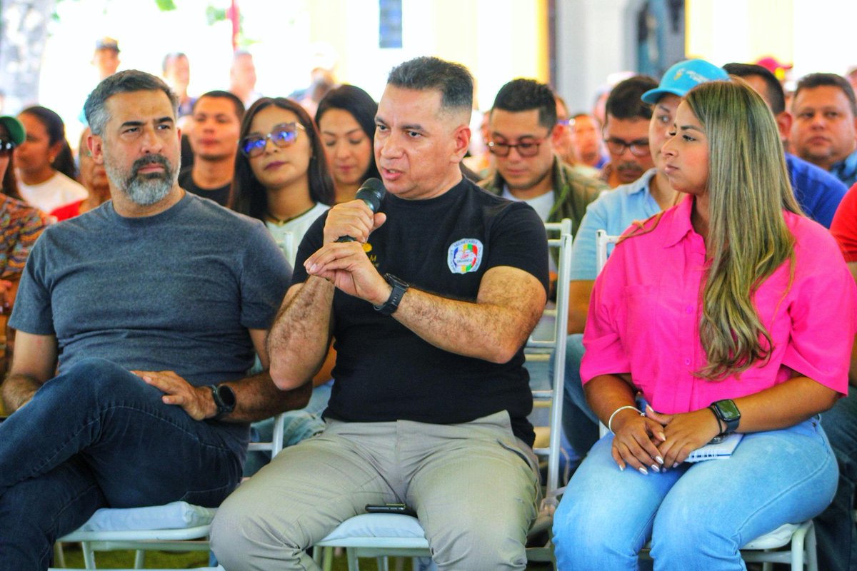 #EnVivo🔴 El G/D Ugas Medina informó: "Después de la fiesta democrática del día domingo, los organismos de seguridad ciudadana hemos estado alertas ante estos focos de disturbios terroristas que han atentado contra la paz del pueblo".

#Guárico
#MujeresPorLaPaz