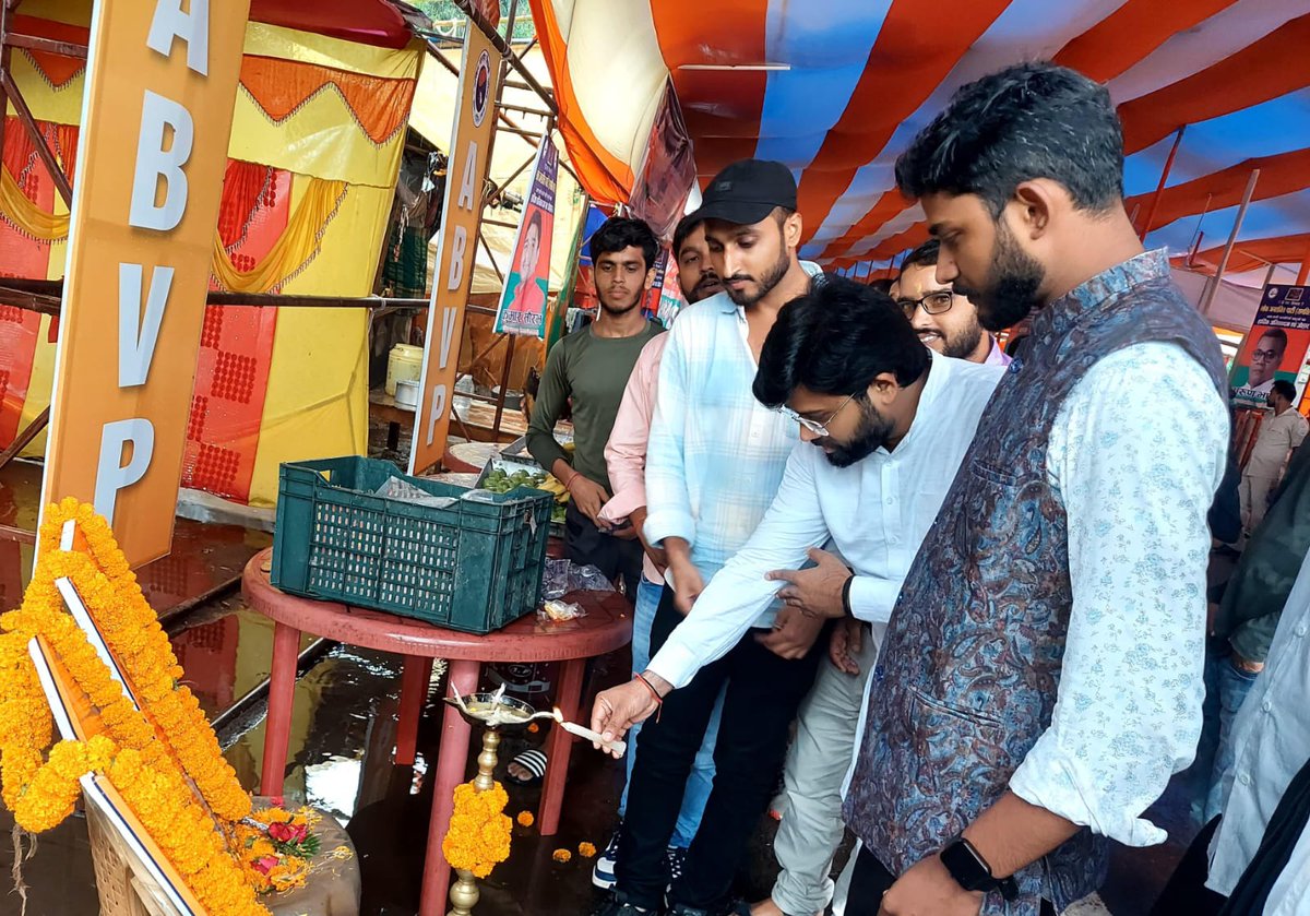 ABVPVoice's tweet photo. झारखंड प्रांत में सेवार्थ विद्यार्थी देवघर द्वारा पवित्र श्रावण मास में कांवड़ यात्रियों की सेवा हेतु स्थापित सेवा शिविर का शुभारंभ राष्ट्रीय मंत्री @virendraS03 द्वारा किया गया। इसके पश्चात राष्ट्रीय मंत्री वीरेन्द्र सिंह सोलंकी ने देवघर एम्स के निदेशक डॉ. सौरभ वार्ष्णेय से भेंट कर उनके साथ मेडिविजन, मेडिकल परीक्षाओं में सुधार सहित चिकित्सा जगत के विभिन्न मुद्दों पर चर्चा की।