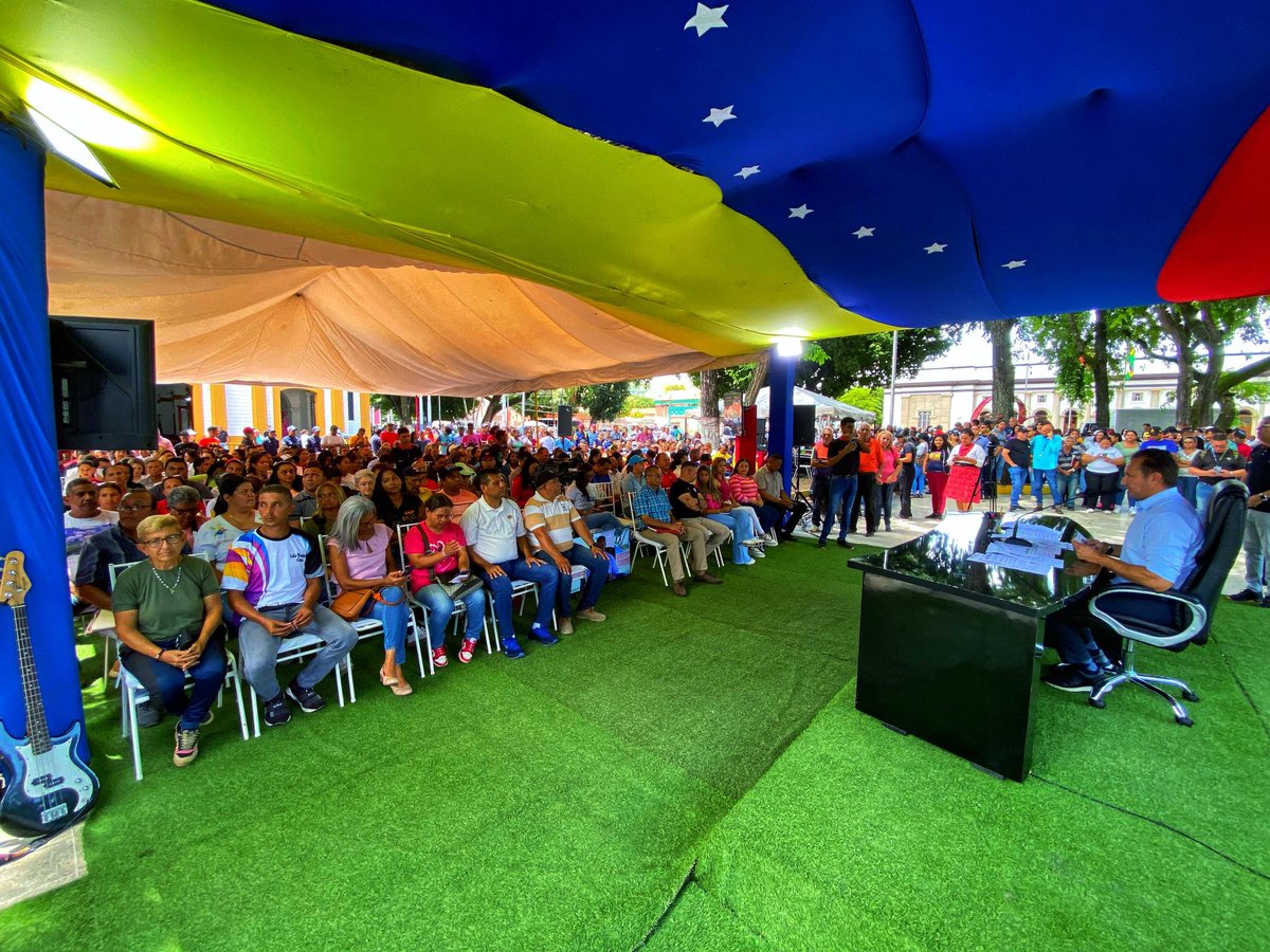 #EnVivo🔴 "Grupos vandálicos atentaron contra el G.E. San Francisco de Macaira en el municipio Monagas, recientemente rehabilitada" Informó el Gob. <a href="/josemvasquez/">José Vásquez</a> 

Además Vásquez agregó "Vamos a activar una comisión para volver a dejar como nueva esta digna institución educativa"
