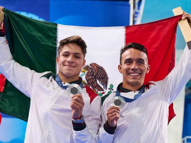 Por tercera ocasión se pone nuestra hermosa bandera por lo alto🇲🇽🥈. Felicidades a Osmar y a Juan por esa medalla de plata bien merecida. #JuegosOlimpicosParis2024 #olympicgames #Paris2024 #clavadossincronizados