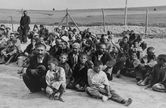 August 2, 1944 | SS men surround the BIIe section of Auschwitz II-Birkenau camp and the barracks where Roma and Sinti prisoners are staying. In just a few hours some 4,200 women, children and men are killed in the gas chambers. The "Gypsy family camp" of #Auschwitz is liquidated.
