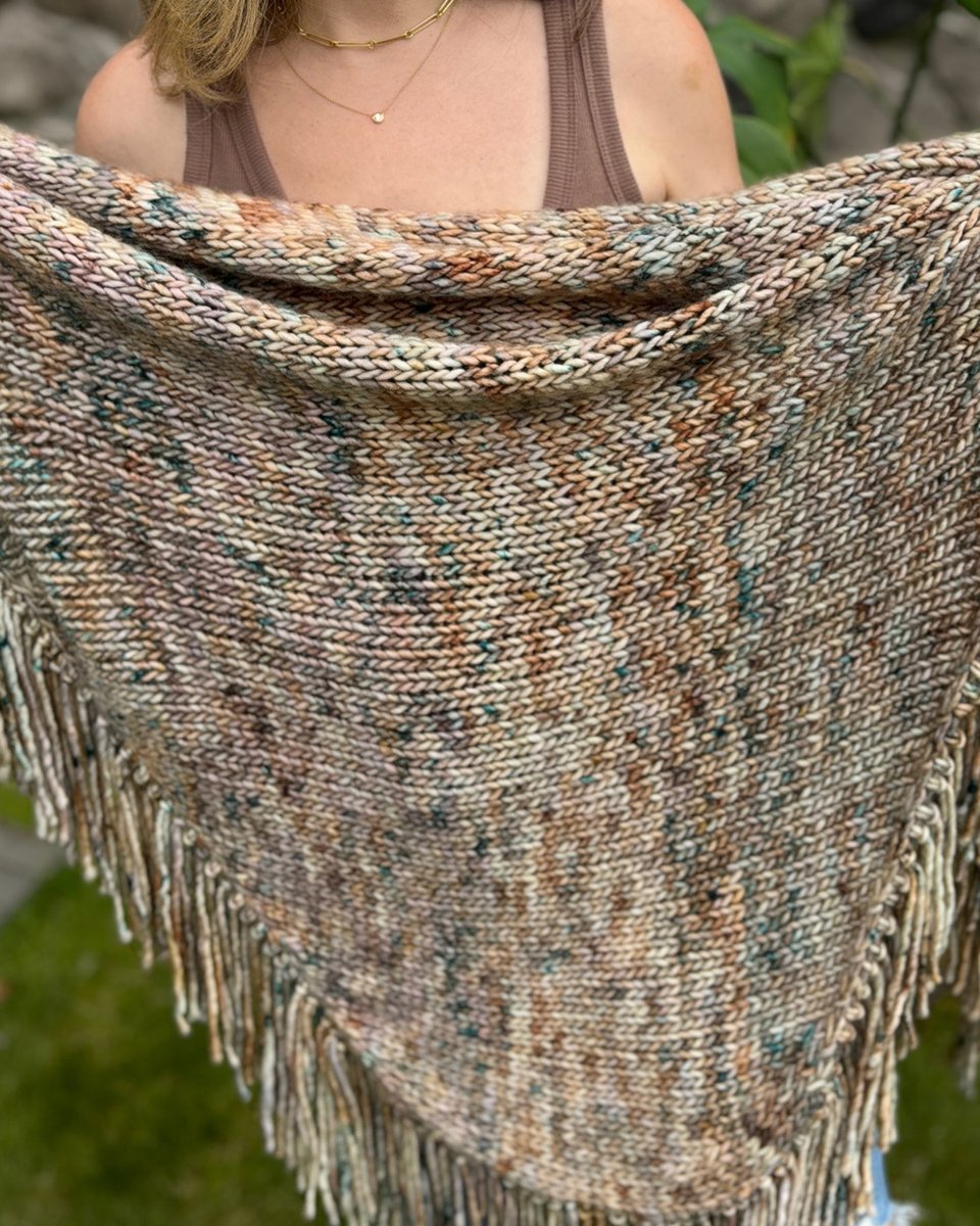jimmybeanswool's tweet image. Meet the Carrie Bradshaw Everyday Shawl designed by Christine Carpenter, now available in MadTosh A.S.A.P. and A.S.A.P. Thick &amp;amp; Thin🧶This quick #knit, featuring fringed edges, will be the ultimate cozy accessory for the fall season ☕ jimmybeanswool.com/knitting/yarn/…
#KnittingPattern