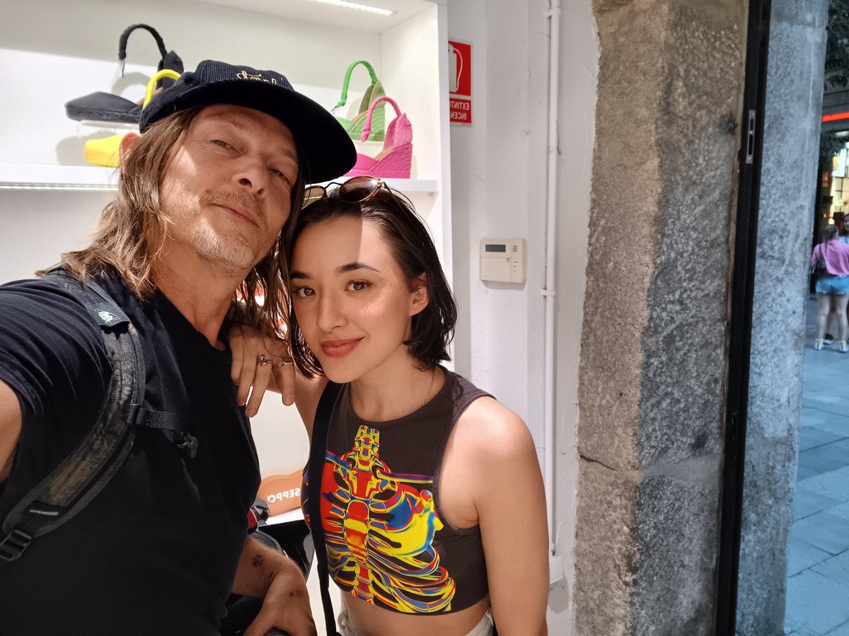 reedusnetwork's tweet photo. Norman Reedus with a fan in Madrid, Spain on August 1st.
©️ @lxperra 
#normanreedus #reedus #normanreedusfans #reeduseffect #bigbaldhead #bigbaldheadgallery https://t.co/eyANS2doLM