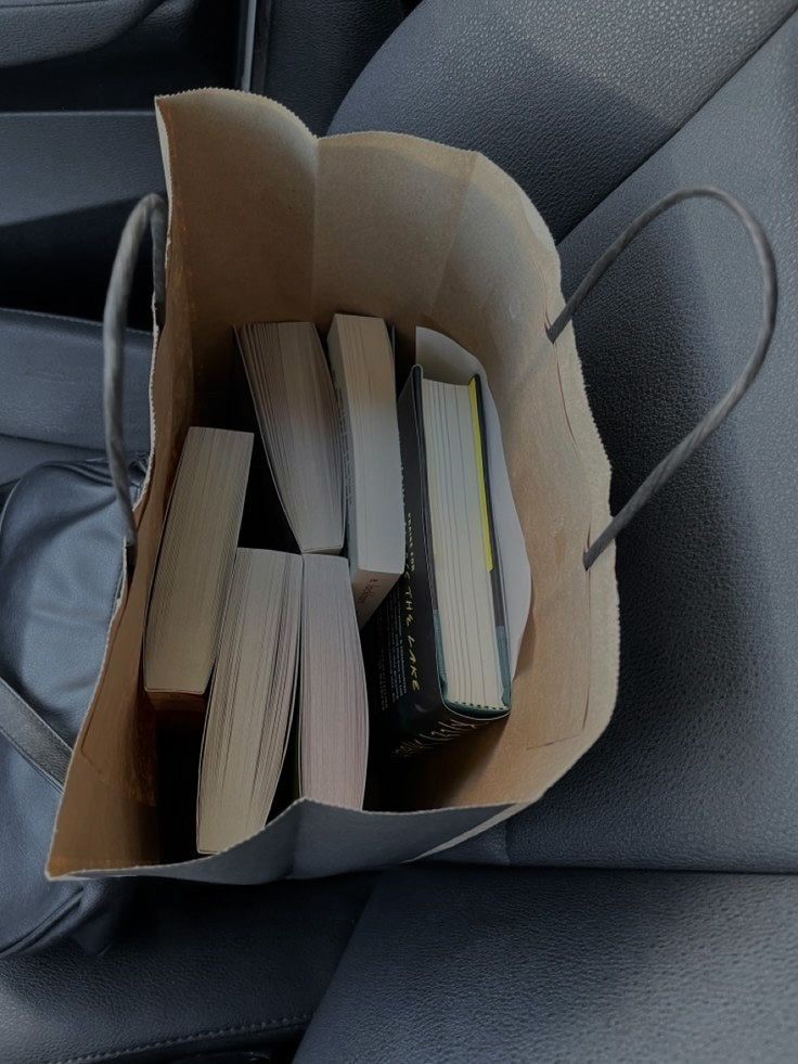 Bookopolis1's tweet photo. El dinero no da la felicidad 
Yo con dinero: 📚✨ https://t.co/HiXJQ71UB8
