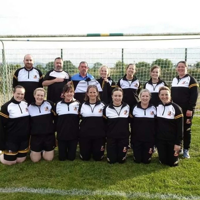 AraglenBui20's tweet photo. Our Mothers and Others continue to work hard training every Wednesday evening 💪.  Here they are looking the part in some of their new gear and their new jerseys 🏃‍♀️. Thanks to local businesses for their sponsorship and continued support 🏐.
New members always welcome ⚫🟡 https://t.co/P2oqYNiNQO