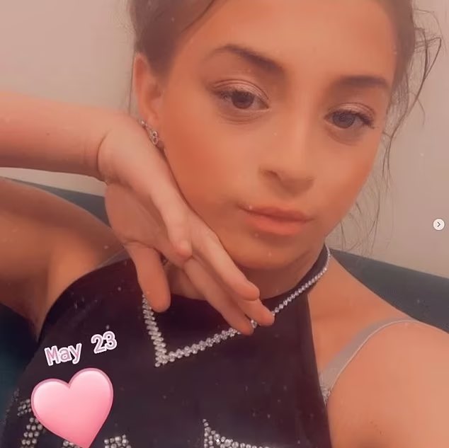 Il suo nome era Emilia Sjoberg, aveva solo 14 anni. 

#Svezia, Landskrona, 29 luglio 2024. Emilia sta andando ad un pigiama party per incontrarsi con le sue amiche. 

Ma prima di arrivare viene fermata da 2 immigrate musulmane, la stavano aspettando. 

Le legano mani e piedi, la